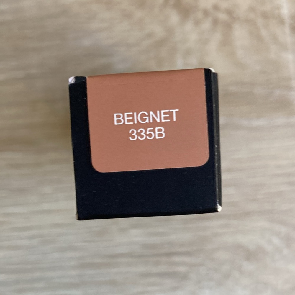 Huda Beauty #Fauxfilter Skin Finish Buildable Coverage Foundation Beignet